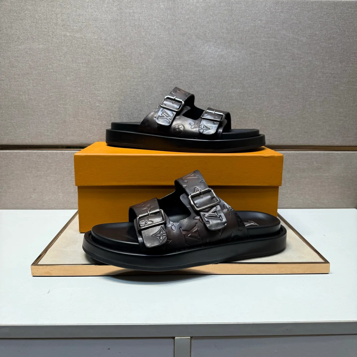 ⬛️Men's shoes 💰p400 [LV～] Men's casual slippers 2025z cabinet sales simultaneously 🔶Size: 39-44#️⃣ 🔷2 colors🔜The upper is made of cowhide stitching➕Genuine leather lining, comfortable and breathable, sole: original comfortable and wear-resistant outsole, ⚠️Real 📱Photographed🎬The real thing is better📢📢📢